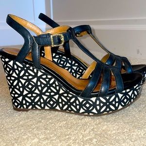 Clark’s platform wedge sandals in 7